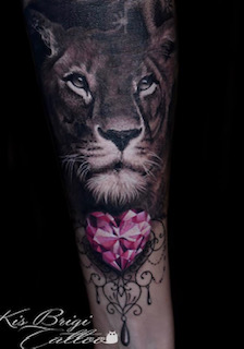 tattoo studio anansi münchen löwe lion potrait mit diamanten diamond von Brigi