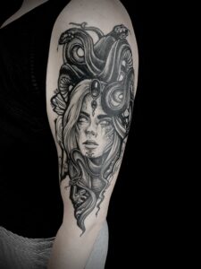 Tattoo Anansi München Artist David blackwork portrait woman Frau medusa snake Schlange