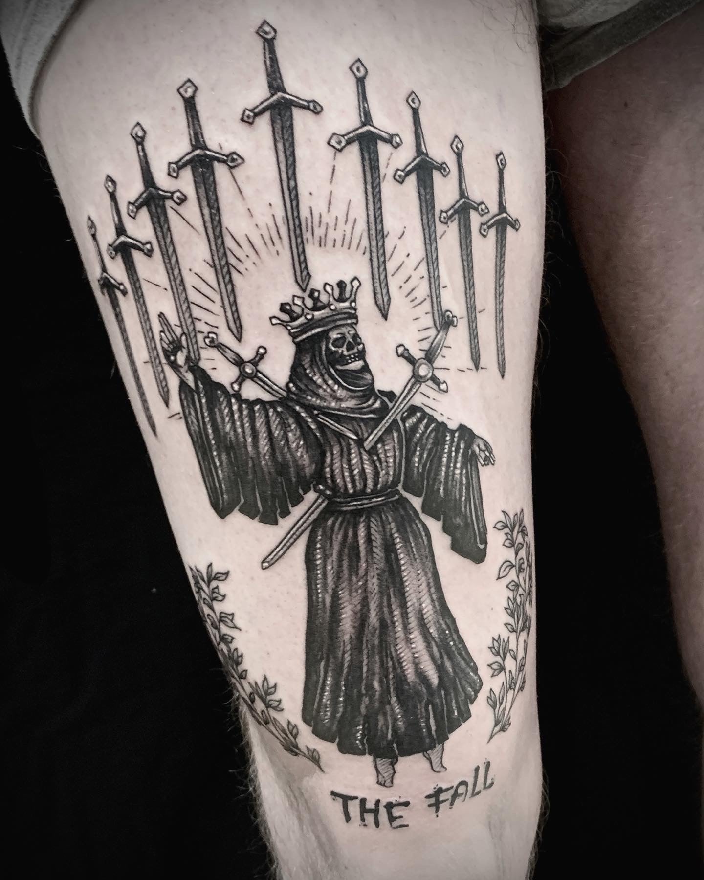 Tattoo Anansi München Artist David neotraditional black and grey death king König sword Schwert
