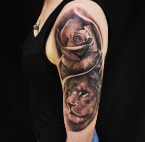 Tattoo Anansi München Artist Ritchey realisim black and grey lion Löwe rose upper arm