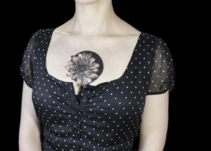 Tattoo Anansi Studio München Nastja black and white sunflower back dot chest